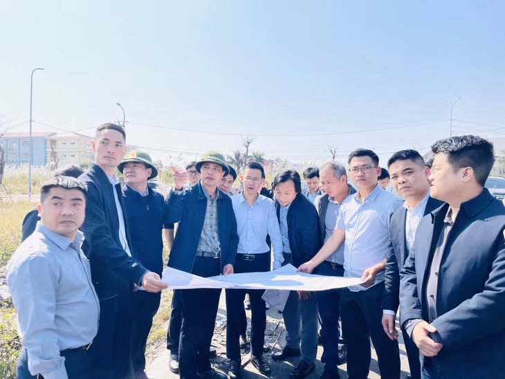 Đồng chí Vũ Văn Diện, Phó Chủ tịch Thường trực UBND tỉnh và Tổ công tác trực tiếp đi kiểm tra thực địa tại Dự án xây dựng, kinh doanh hạ tầng khu đô thị mới Cao Xanh - Hà Khánh C (phường Cao Xanh).