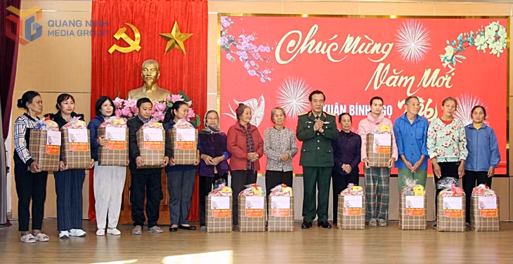 Thượng tướng Lê Đức Thái, Thứ trưởng Bộ Quốc phòng trao quà Tết cho các gia đình chính sách, hộ gia đình khó khăn ở phường Hiệp Hòa, tháng 1/2026.