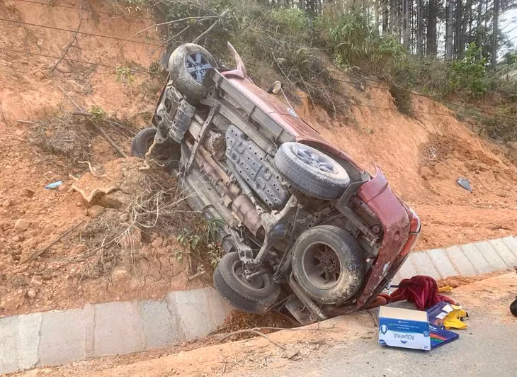 Nhiều đồ đạc trong xe ô tô văng ra ngoài. Ảnh: Duy Tuấn