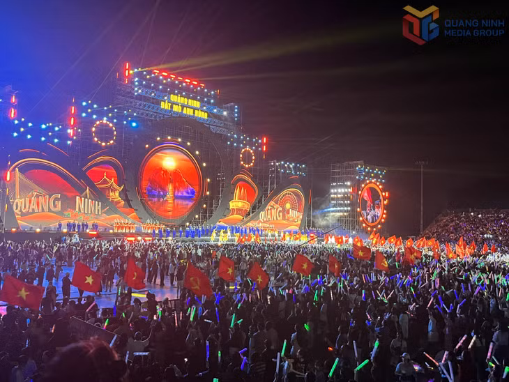 Concert Quảng Ninh - Đất mỏ anh hùng thu hút hàng nghìn người dân, du khách đến thưởng thức âm nhạc.