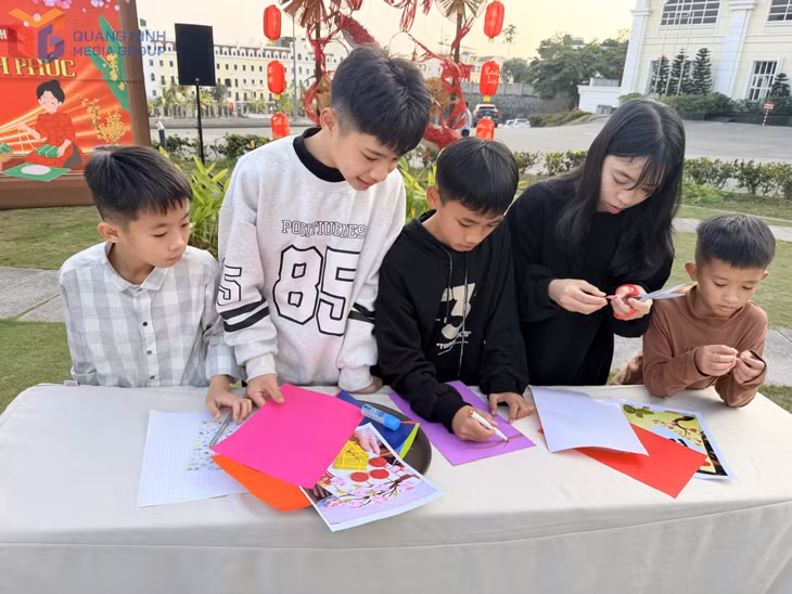 Các em tham gia trải nghiệm làm thiệp chúc Tết. 