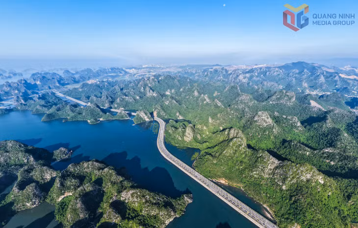 Tuyến đường bao biển Hạ Long - Cẩm Phả được đưa vào khai thác vào ngày 30/4/2023. Tuyến đường có chiều dài 18,7km, quy mô 6 làn xe kết nối 2 thành phố Hạ Long, Cẩm Phả (cũ) và di sản thế giới vịnh Hạ Long với vịnh Bái Tử Long, góp phần giảm tải cho Quốc lộ 18 và tạo điểm nhấn cảnh quan du lịch độc đáo của tỉnh Quảng Ninh.
