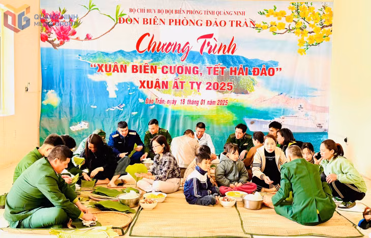 Các lực lượng vũ trang cùng nhân dân trên đảo Trần gói bánh chưng trong Chương trình “Xuân biên cương, Tết hải đảo Xuân Ất Tỵ 2025”. Ảnh: Mạnh Trường