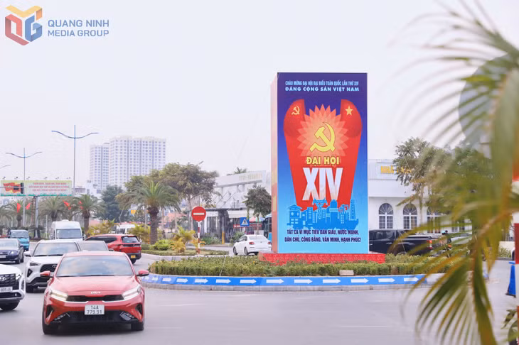 Pano, biểu ngữ được trang trí đồng loạt, tạo nên không khí phấn khởi.