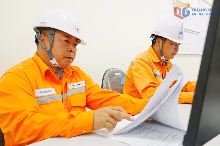 Ca trực đầu tiên của Xí nghiệp Lưới điện cao thế Quảng Ninh (Công ty Điện lực Quảng Ninh) thực hiện thao tác đóng điện Trạm biến áp 110kV Hoành Bồ trong ngày 31/12/2025.