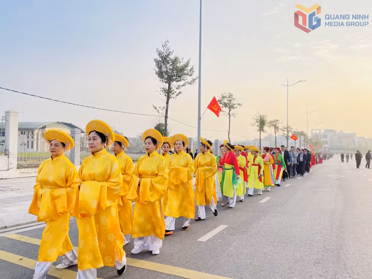 Đội múa sênh tiền trong trang phục nghi lễ, tham gia đoàn rước.