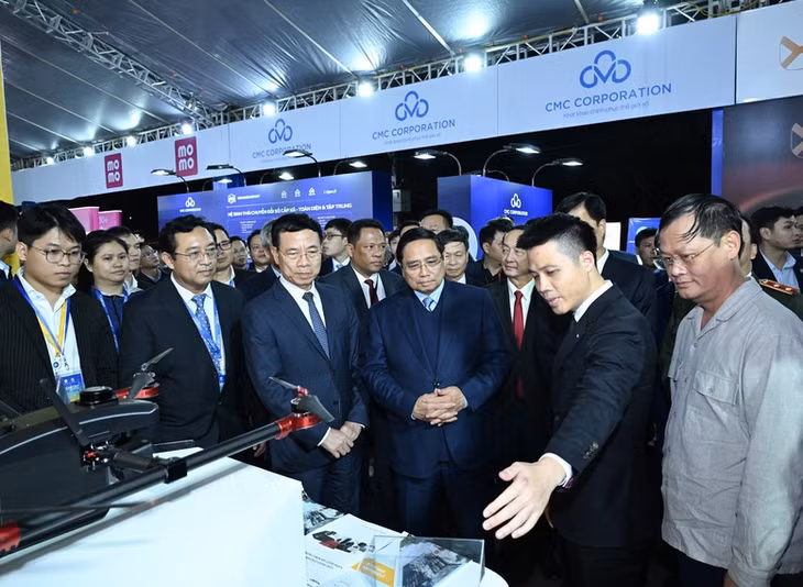 Thủ tướng Phạm Minh Chính thăm một số gian hàng khởi nghiệp sáng tạo tại TECHFEST Việt Nam 2025 - Ảnh: VGP