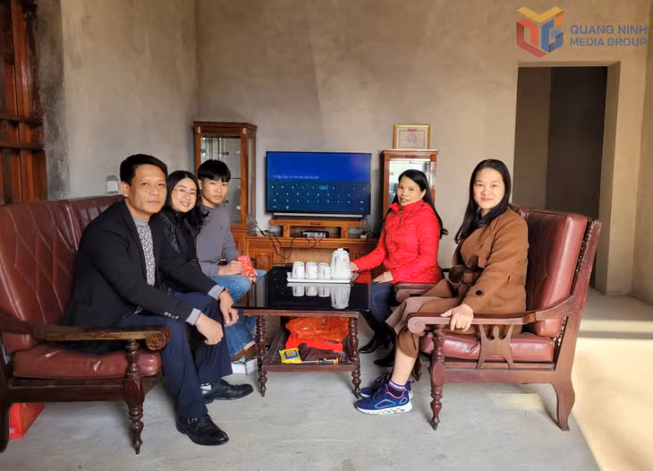 Cán bộ Sở Dân tộc và Tôn giáo thăm em Lô Xuân Kiên, học sinh Trường THPT Bình Liêu (xã Bình Liêu).