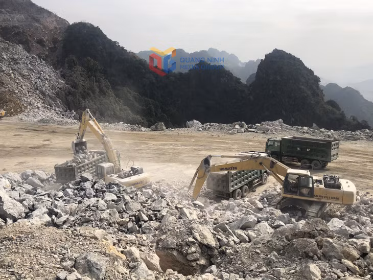 Khai thác đá phục vụ sản xuất của Nhà máy xi măng Hạ Long.