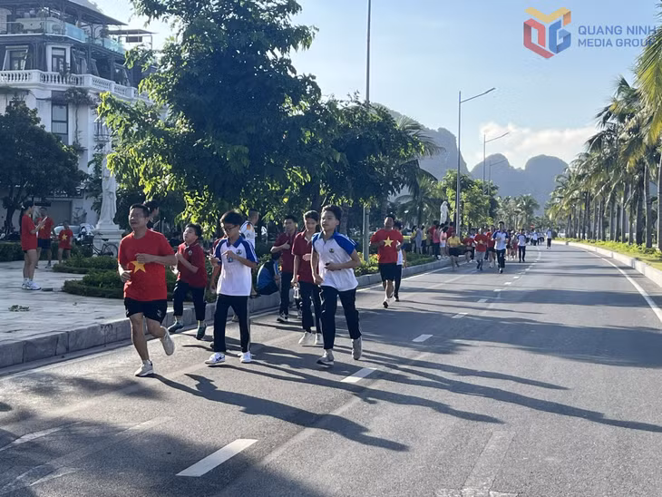 Học sinh Trường Lê Văn Tám (phường Hồng Gai) tham gia một chương trình chạy bộ trên đường bao biển Trần Quốc Nghiễn.