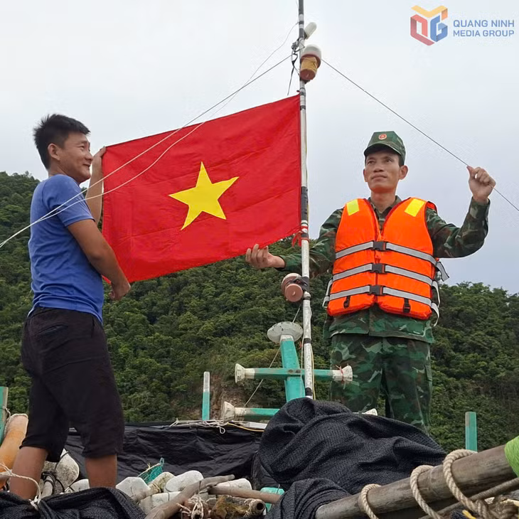 Đồn BP Đảo Trần tặng cờ Tổ quốc cho ngư dân khai thác thuỷ sản trên vùng biển
