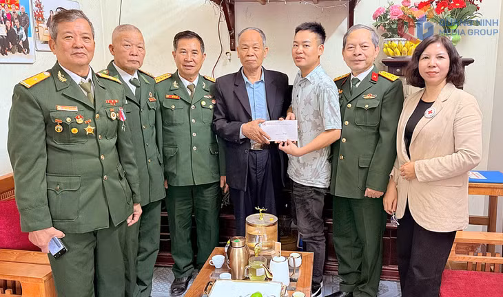 Hội Chữ thập đỏ tỉnh, Hội Nạn nhân chất độc da cam/dioxin tỉnh và nhà hảo tâm trao tặng quà Tết cho CCB Nguyễn Văn Giá (khu Nam Thạch B, phường Quang Hanh).