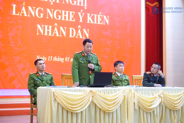 Chỉ huy Công an phường Hà Tu lắng nghe, giải đáp thắc mắc của nhân dân.
