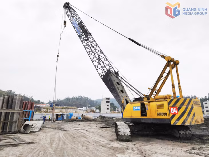 Thi công nhà ở xã hội tại quỹ đất OXH-1 thuộc dự án khu đô thị tại phường Cao Xanh và Hà Lầm.