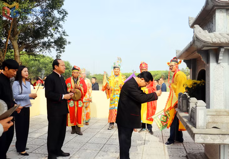 Các đại biểu dâng hương tại miếu thờ Thành Hoàng làng.