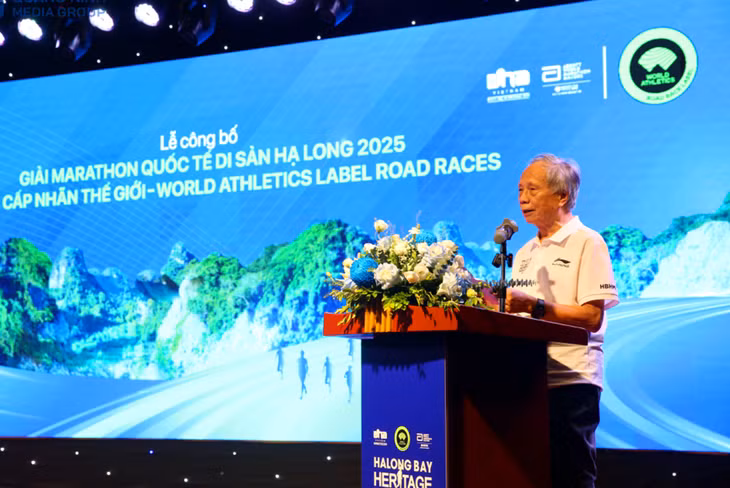 Ông Nguyễn Trí, đại diện DHA phát biểu tại lễ công bố Giải Marathon quốc tế Di sản Hạ Long được Liên đoàn Điền kinh Thế giới cấp Nhãn Thế giới, tháng 10/2025.