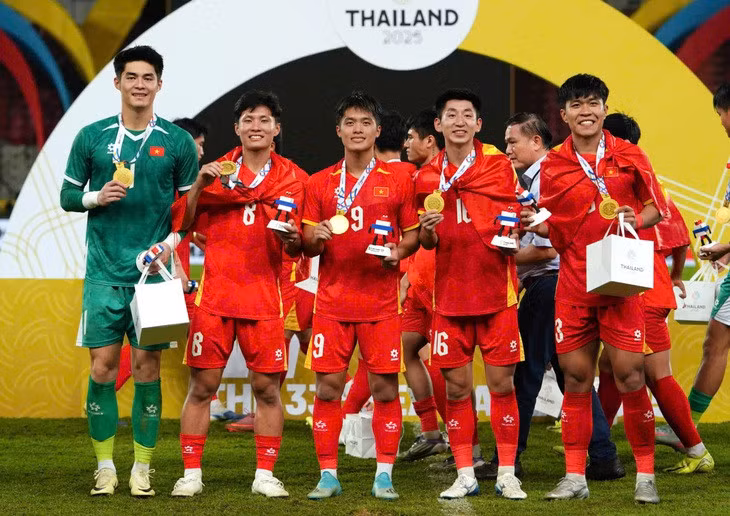Thủ môn Trung Kiên (bìa trái) cùng Quốc Cường, Quốc Việt, Nhật Minh và Lý Đức ăn mừng HCV SEA Games 33 - Ảnh: NAM TRẦN