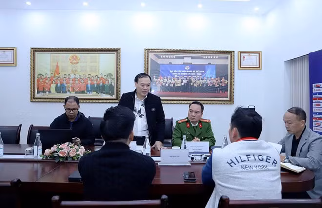Ban Phòng, chống tiêu cực của VFF làm việc với đại diện các đội U19 liên quan đến hành vi thi đấu thiếu tích cực tại vòng loại giải U19 Quốc gia 2025-2026. Ảnh: VFF