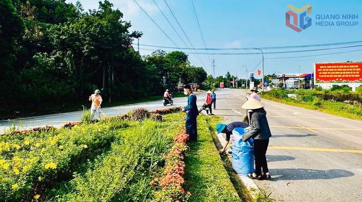 Người dân xã Quảng Dức dọn về sinh môi trường đón Xuân mới.