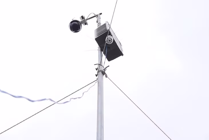 Camera giám sát vườn thanh long. Ảnh: Duy Tuấn