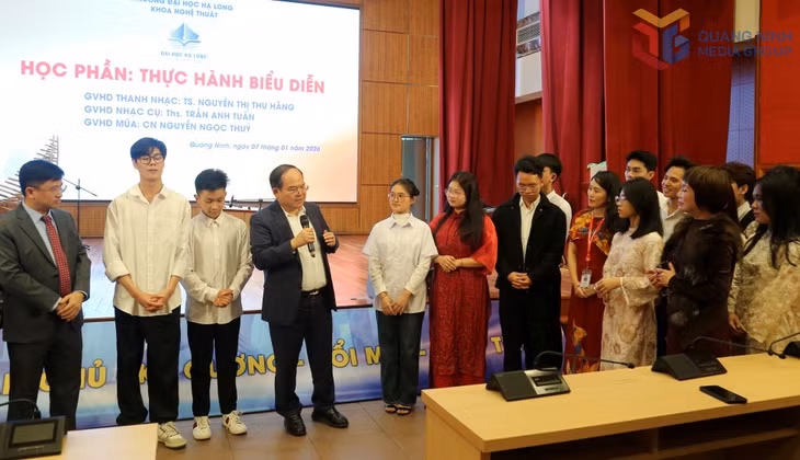 Đồng chí Quản Minh Cường, Bí thư Tỉnh ủy, Trưởng Đoàn ĐBQH tỉnh trò chuyện với thầy, trò Khoa Nghệ thuật, Trường Đại học Hạ Long. Ảnh: Thu Chung