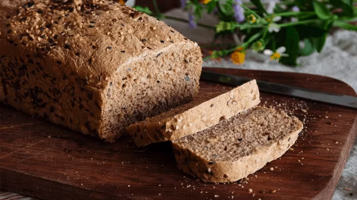 Hãy chuyển từ bánh mì trắng sang các loại ngũ cốc nguyên cám hoặc lên men tự nhiên để duy trì vóc dáng thon gọn.