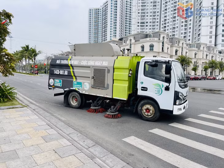 Xe quét đường hút bụi được duy trì tại phường Hồng Gai.