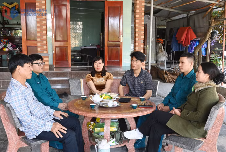 Thành viên Hội đồng Nghĩa vụ Quân sự phường Hà An gặp gỡ động viên tinh thần đảng viên trẻ Ngô Doãn Huy, khu phố Hà An 3.