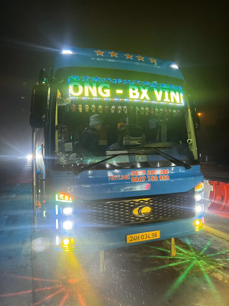 Phương tiện xe khách vi phạm. Ảnh: CSGT