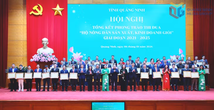 Các đồng chí lãnh đạo tỉnh Quảng Ninh và lãnh đạo Trung ương Hội Nông dân Việt Nam chụp ảnh lưu niệm cùng 55 hộ gia đình đạt thành tích xuất sắc trong phong trào thi đua “Hộ nông dân sản xuất, kinh doanh giỏi” trên địa bàn tỉnh Quảng Ninh giai đoạn 2021-2025.
