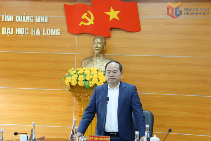 Đồng chí Bí thư Tỉnh ủy, Trưởng Đoàn ĐBQH tỉnh, kết luận buổi làm việc.