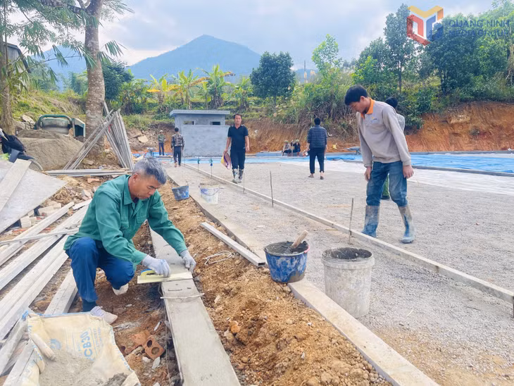 Thi công những hạng mục cuối cùng của sân vui chơi cộng đồng ngoài trời thôn Nà Pò, xã Hoành Mô.