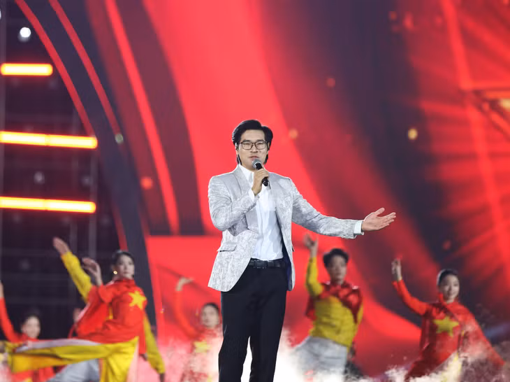 Ca sĩ Tạ Quốc Thắng mang tới chương trình ca khúc "Lá cờ" tạo hiệu ứng tự hào về Tổ quốc Việt Nam giàu đẹp.