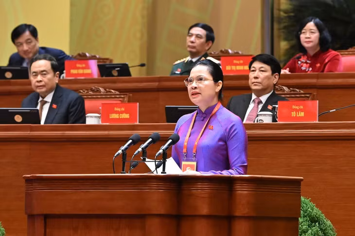 Phó Chủ tịch, Tổng Thư ký Ủy ban Trung ương Mặt trận Tổ quốc, các đoàn thể Trung ương Hà Thị Nga tham luận tại Đại hội.