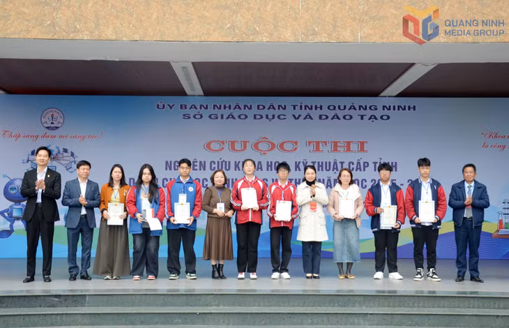 Các đại biểu chúc mừng 3 dự án được chọn để tham dự Cuộc thi nghiên cứu KHKT cấp quốc gia, dự kiến sẽ được tổ chức tại Hà Nội vào tháng 3/2026.