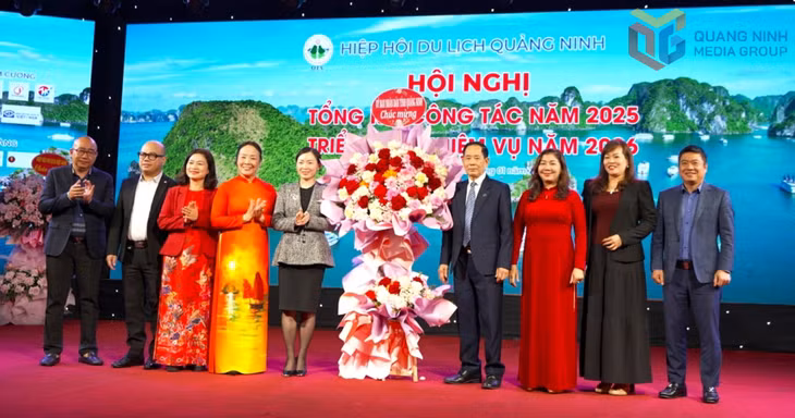 Thừa ủy quyền của lãnh đạo UBND tỉnh, Bà Nguyễn Thùy Yên, Phó Giám đốc Sở VH-TT&DL Quảng Ninh phát biểu và tặng hoa chúc mừng Hiệp hội Du lịch tỉnh Quảng Ninh.