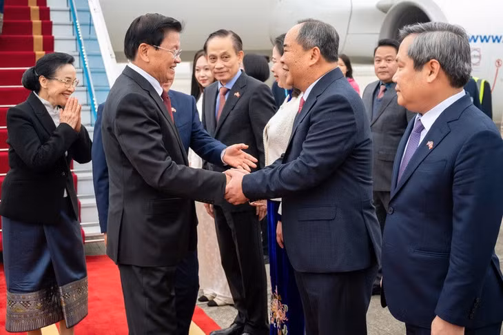 Lễ đón Tổng Bí thư Ban Chấp hành Trung ương Đảng Nhân dân cách mạng Lào, Chủ tịch nước Cộng hòa Dân chủ Nhân dân Lào Thongloun Sisoulith và Phu nhân tại sân bay Quốc tế Nội Bài - Ảnh: VGP/Nhật Bắc