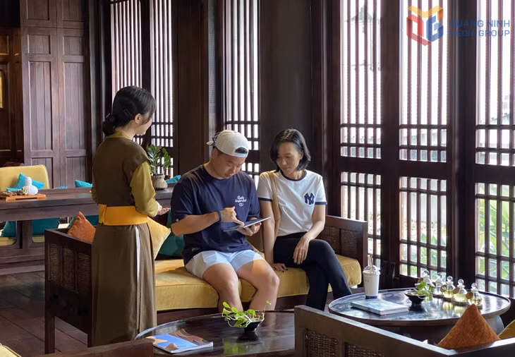 Du khách trải nghiệm dịch vụ chất lượng cao tại Khu nghỉ dưỡng Legacy Yên Tử.