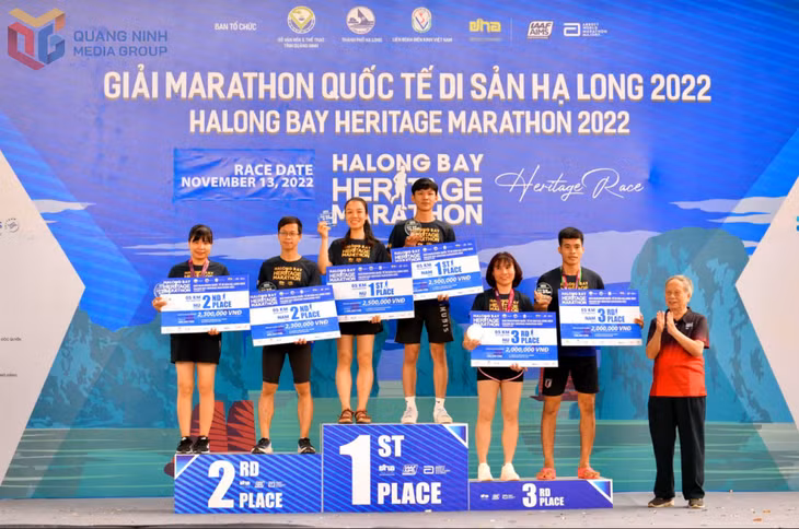 Sau quá trình tổ chức, Hạ Long Heritage Marathon luôn được cộng đồng runner yêu thích. Trong ảnh: PGS.TS. Nguyễn Trí trao giải cho các runner xuất sắc tham dự giải năm 2022.