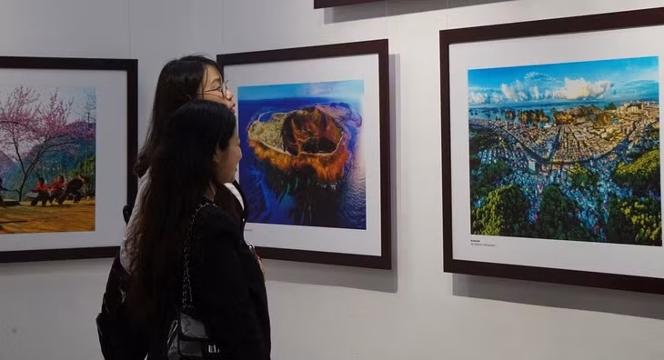 Triển lãm giới thiệu 100 bức ảnh về vẻ đẹp của thiên nhiên, con người và văn hóa Việt Nam - Ảnh: T.ĐIỂU