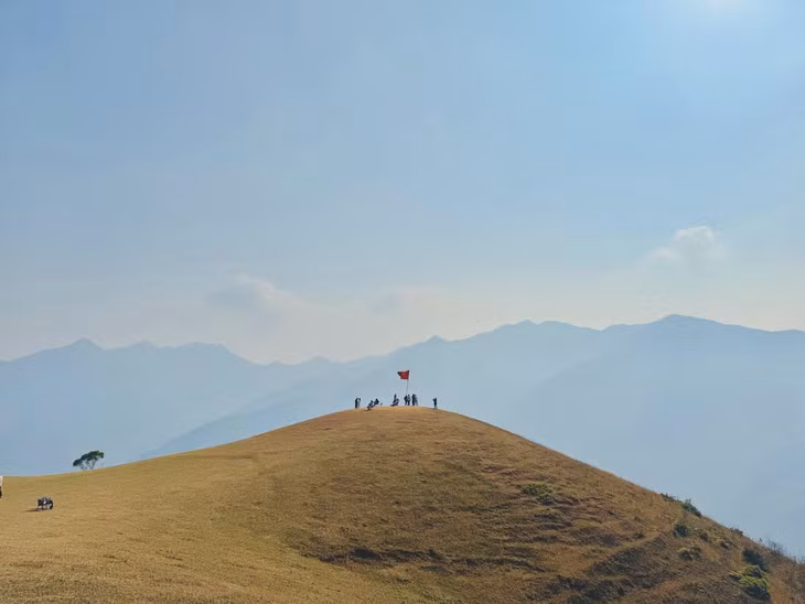 Cách Hà Nội khoảng 200km, thảo nguyên Tà Xùa thuộc xã Tà Xùa, tỉnh Sơn La nằm ở độ cao trung bình từ 1.500 - 2.000m so với mực nước biển. Trảng cỏ mênh mông tọa lạc giữa không gian khoáng đạt.