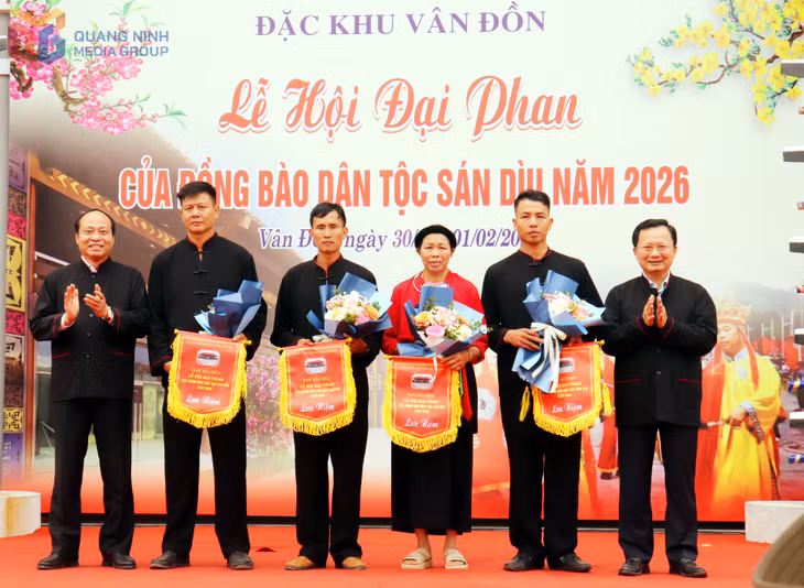 BTC tặng hoa, cờ chúc mừng các đoàn tham gia Lễ hội.