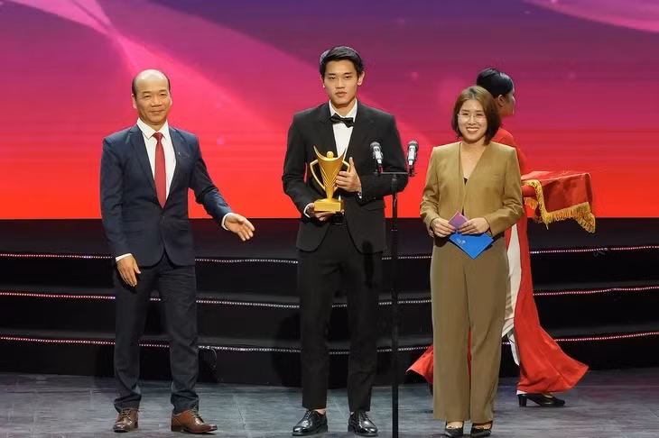 Đình Bắc nhận danh hiệu Vận động viên trẻ của năm 2025 - Ảnh: BTC