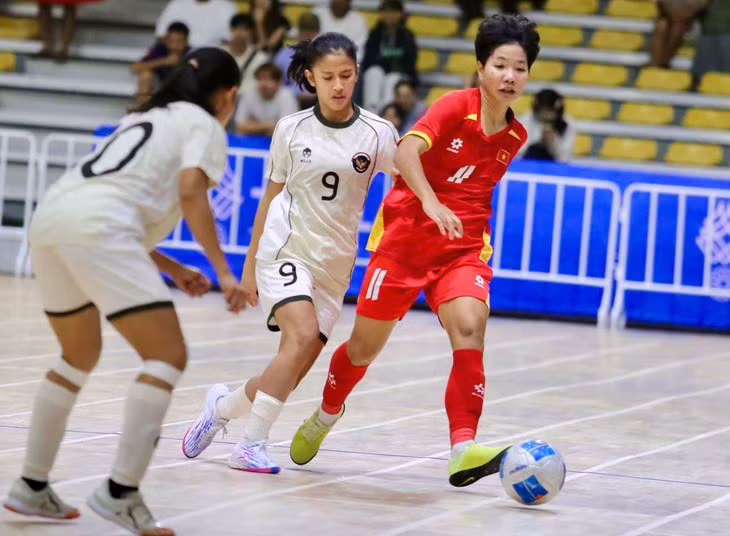 Đội tuyển futsal Việt Nam (áo đỏ) trong trận thắng Indonesia ở chung kết SEA Games 33 - Ảnh: ĐỨC KHUÊ