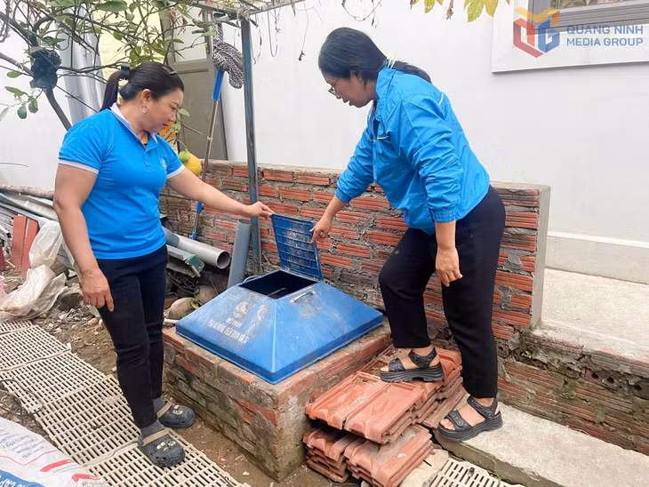 Hội viên Hội LHPN phường Đông Triều triển khai hiệu quả mô hình ủ phân hữu cơ từ rác thải sinh hoạt.
