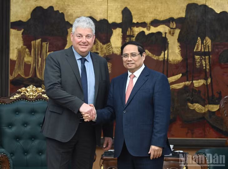 Thủ tướng Phạm Minh Chính và ông Eduard Stiphout, Phó Chủ tịch Tập đoàn ASML, Hà Lan. (Ảnh: Trần Hải)