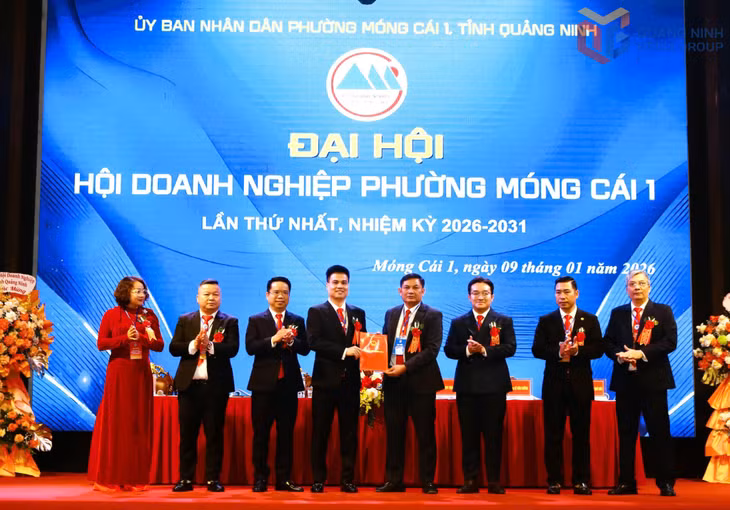Lãnh đạo UBND phường Móng Cái 1 trao Quyết định thành lập Hội Doanh nghiệp phường.