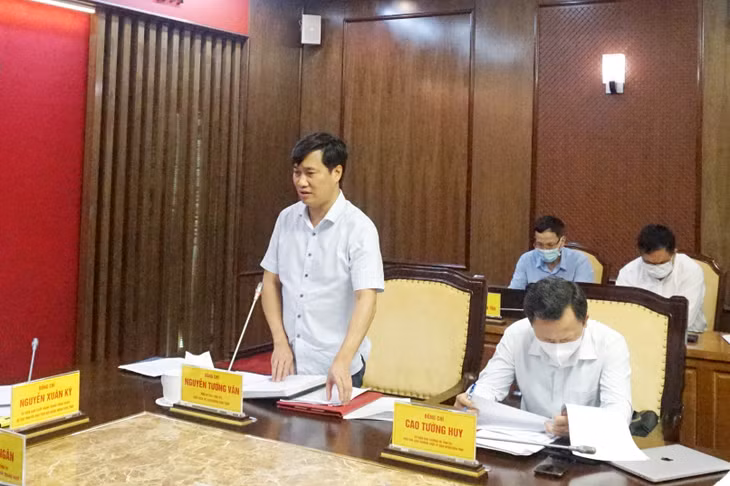 Đồng chí Nguyễn Tường Văn, Phó Bí thư Tỉnh ủy, Chủ tịch UBND tỉnh, phát biểu tại hội nghị.