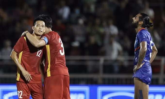 Quế Ngọc Hải (số 3) mừng bàn của Văn Quyết trong trận thắng Ấn Độ 3-0 trên sân Thống Nhất, TP HCM tối 27/9. Ảnh: Đức Đồng