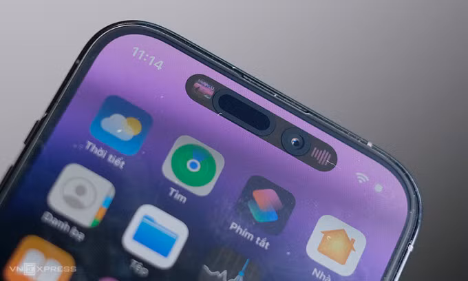 Cụm khuyết màn hình trên iPhone 14 Pro dưới ánh sáng mạnh. Ảnh: Tuấn Hưng